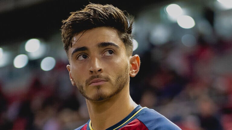 Futbolista acusa a su ex club de homofobia tras ser despedido