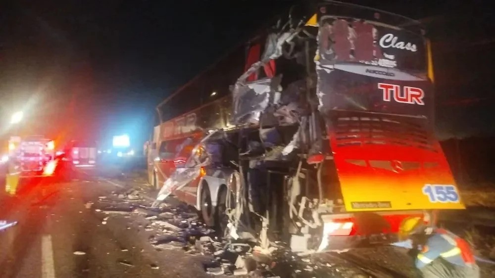 Violento choque entre colectivo de larga distancia y camión en Campana