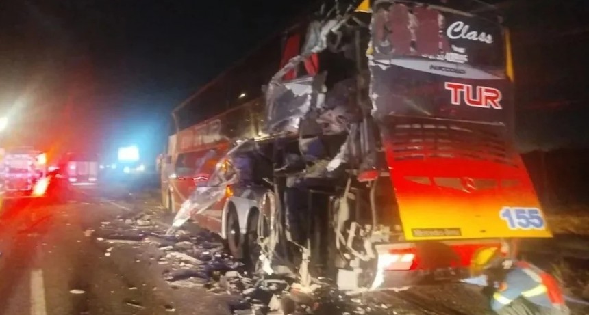 Violento choque entre colectivo de larga distancia y camión en Campana