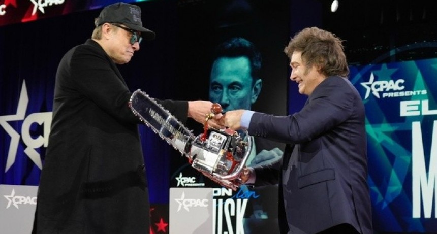 La historia detr&aacute;s de la motosierra que Javier Milei le regal&oacute; a Elon Musk