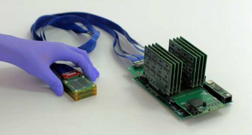 Dispositivo ultrasónico portátil para detectar cáncer de mama en casa