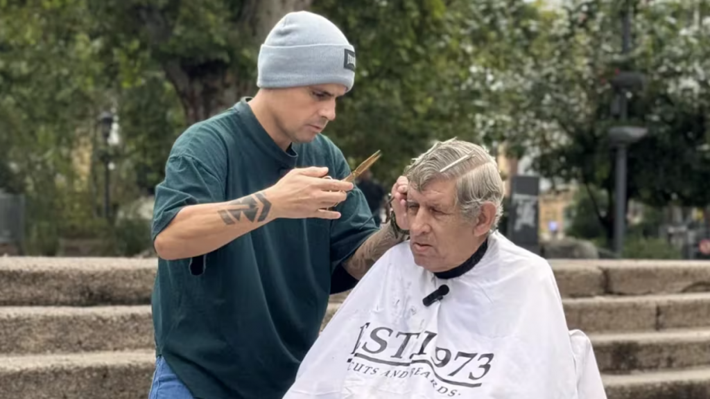 Corta el pelo a personas en situación de calle a cambio de que le cuenten historias