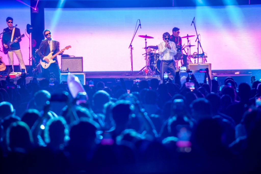 Turf copó y brilló a puro rock en la penúltima noche del Poncho