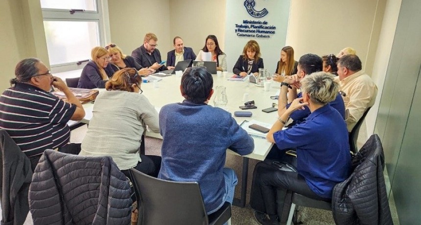 Docentes tendr&aacute;n un aumento del 51%