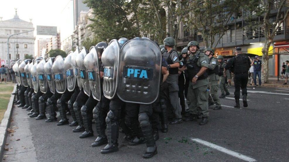 Policía activa protocolo antipiquetes en nueva marcha frente al Congreso