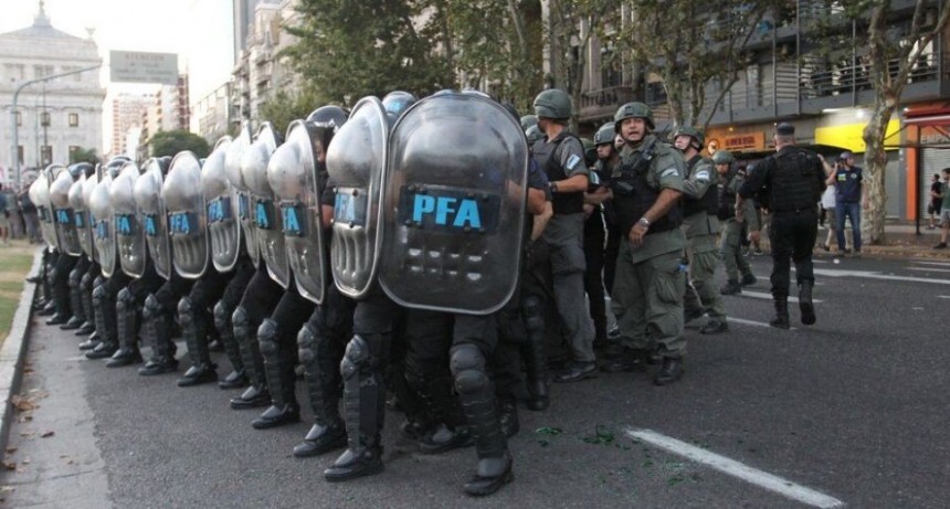 Policía activa protocolo antipiquetes en nueva marcha frente al Congreso