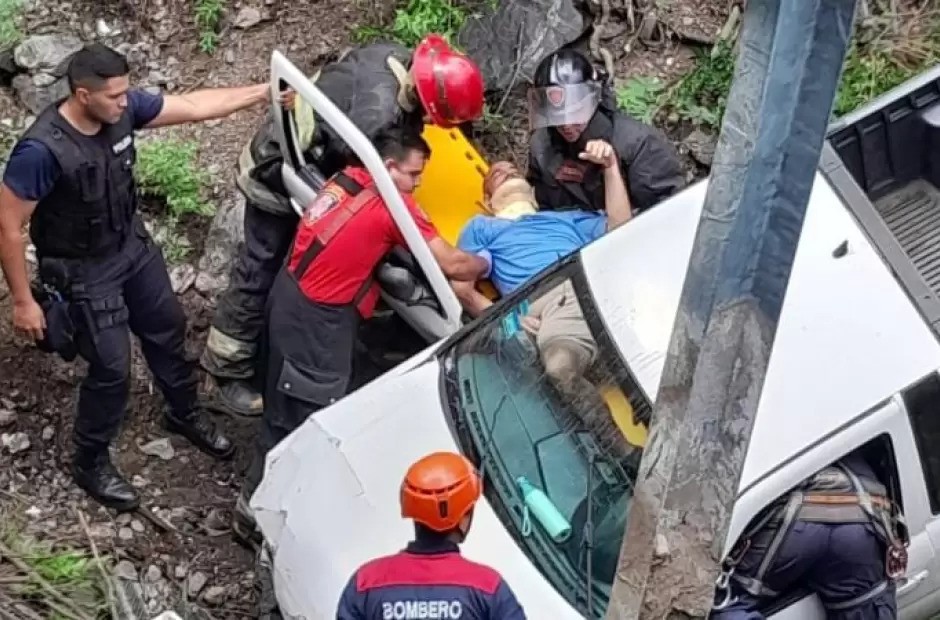 Camioneta cae al vacío en Cuesta del Portezuelo: milagro sin heridos