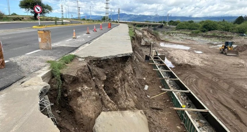 El temporal provocó el derrumbe de un tramo de la costanera en Sumalao