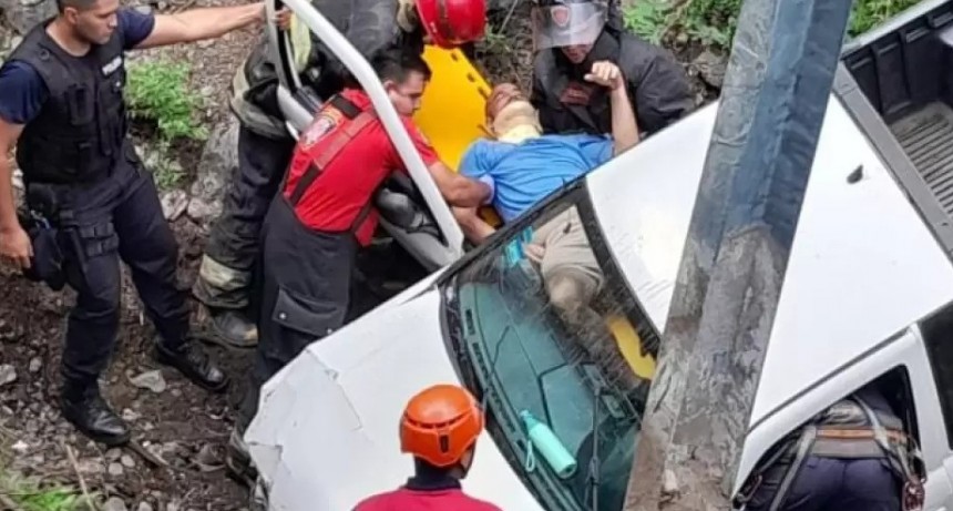 Camioneta cae al vacío en Cuesta del Portezuelo: milagro sin heridos