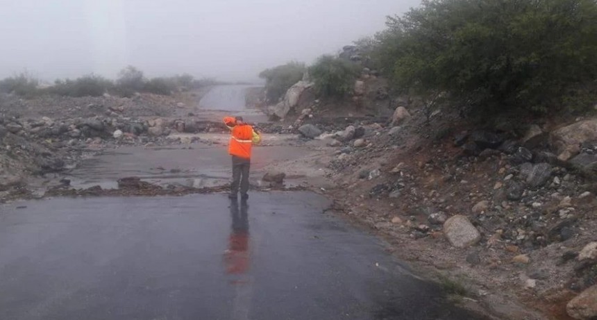 Rincón bajo el agua: la crecida deja aislada a toda la localidad
